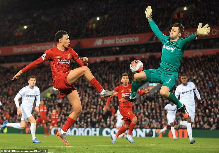 Alexander-Arnold lập cú đúp kiến tạo cho Liverpool ở trận này. (Ảnh: REX)