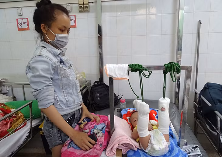 Chị Tím bên con trai chiều 6/2. Ảnh: Hà An.