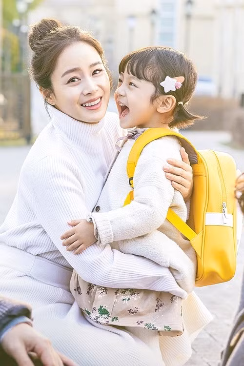 Sau 5 năm vắng bóng màn ảnh, Kim Tae Hee đánh dấu sự trở lại với vai diễn Cha Yuri trong bộ phim truyền hình "Hi Bye Mama".