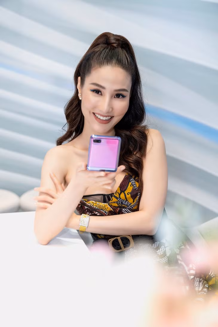 Mặc dù thời gian gần đây, do tập trung đóng phim ở miền Bắc ít dự sự kiện hơn nhưng người đẹp vẫn thu hút đông đảo ống kính của truyền thông.