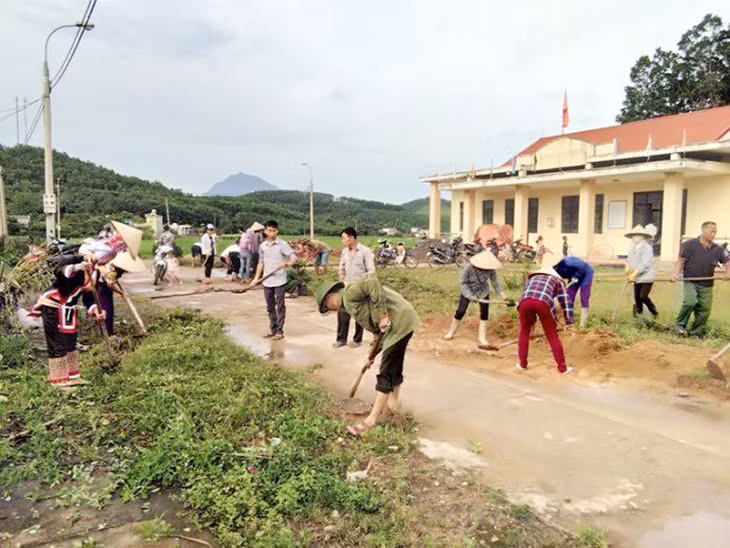Cán bộ, nhân dân xã Quảng An ra quân trồng cây, dọn vệ sinh môi trường khu vực thôn Làng Ngang của xã, tháng 9/2019.
