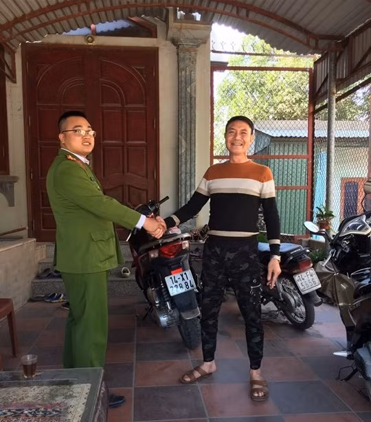 Công an xã Tiền An bàn giao xe máy bị mất cho chủ phương tiện.