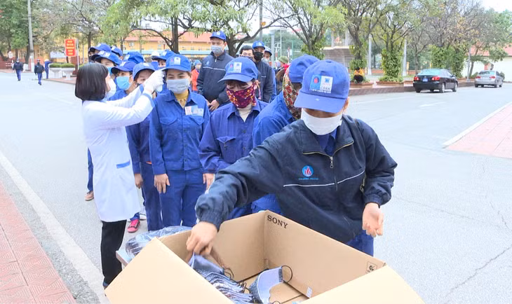 Toàn bộ cán bộ, công nhân lao động của Công ty CP Viglacera Hạ Long được đo thân nhiệt, rửa tay sát khuẩn, bố trí khẩu trang trước khi vào nơi làm việc.