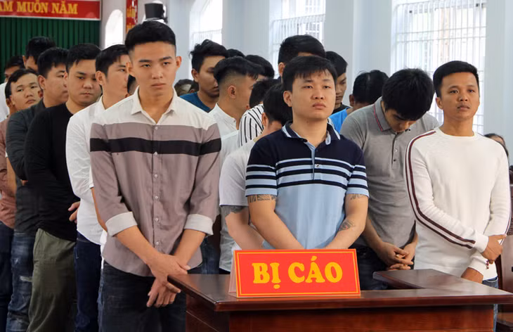 Các bị cáo lúc nghe tòa tuyên án. Ảnh: Trường Hà.