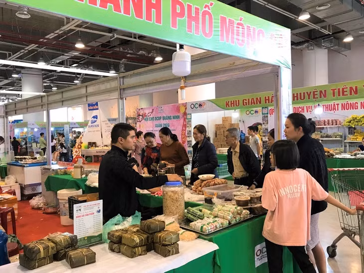 Lợn Móng Cái và các sản phẩm từ lợn Móng Cái là một trong 6 sản phẩm OCOP định hướng cấp quốc gia. Trong ảnh: Gian hàng thịt lợn OCOP của TP Móng Cái tại Hội chợ OCOP Quảng Ninh Xuân 2020 tấp nập khách tham quan, mua sắm. Ảnh: Hoàng Giang