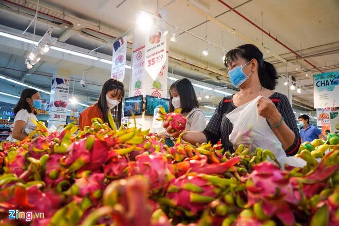 Giá thanh long các loại tăng vọt sau khi hoạt động giao thương với Trung Quốc dần ổn định trở lại. Ảnh: Chí Hùng.