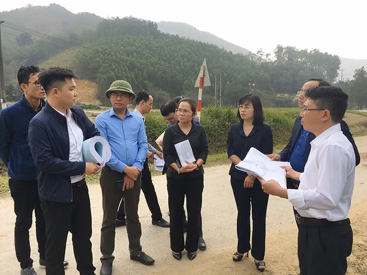 Đoàn công tác kiểm tra dự án đường đấu nối quốc lộ 279 với đường tỉnh 324.