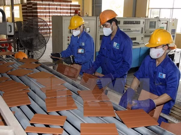 Một dây chuyền sản xuất gạch ngói của Công ty Viglacera Hạ Long. (Ảnh: Thế Duyệt/TTXVN)