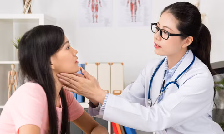 Khi có biểu hiện nổi hạch cần tới cơ sở y tế để được khám và tư vấn.