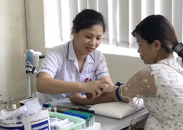 Bác sĩ Bệnh viện Sản Nhi Quảng Ninh khám sức khỏe cho phụ nữ mang thai.