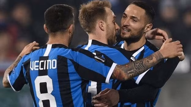 Đồng đội chúc mừng Eriksen có bàn thắng đầu tiên cho Inter.