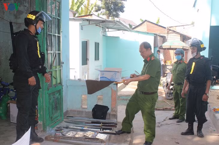  Lực lượng chức năng giữ tang vật.