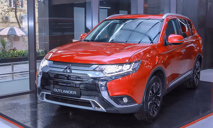 Mitsubishi Outlander 2020 ở một showroom tại Hà Nội.