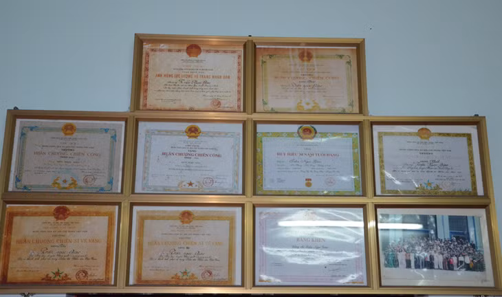 Một số danh hiệu và phần thưởng mà ông Giao đã vinh dự nhận được.