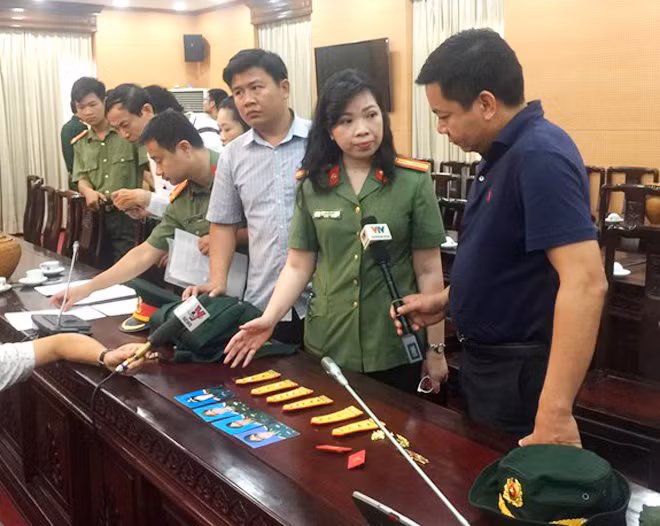 Cơ quan Công an thu giữ các vật chứng trong vụ án lừa đảo do Hoa Hữu Long cầm đầu.