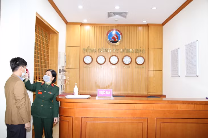 TCT Đông Bắc kiểm tra thân nhiệt cán bộ, CNVC, người lao động và khách đến liên hệ công tác tại trụ sở cơ quan Tổng Công ty.