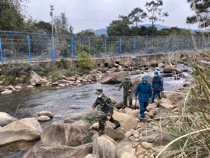 11: Trong thời tiết mưa, rét, mọi điều kiện sinh hoạt đều thiếu thốn, nhưng các chiến sỹ Biên phòng vẫn bám nắm địa bàn, hoàn thành mọi nhiệm vụ được giao.