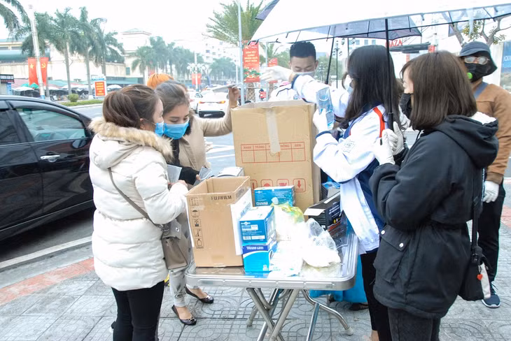 Nhóm từ thiện chia sẻ khẩu trang y tế miễn phí cho người dân khu vực phường Trần Phú, TP Móng Cái.