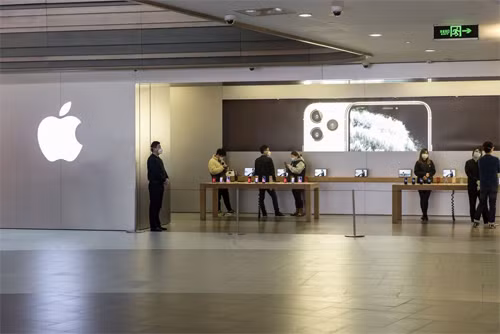 Khách hàng và nhân viên đeo khẩu trang tại Apple Store Thượng Hải ngày 15/2. Ảnh: Bloomberg.
