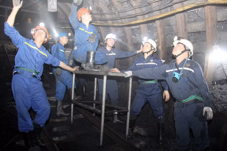 Cán bộ, công nhân, người lao động Công ty Than Dương Huy –TKV ra sức thi đua lập thành tích cao nhất chào mừng Đại hội Đảng bộ Công ty lần thứ XV, nhiệm kỳ 2020-2025. Ảnh do Công ty cung cấp