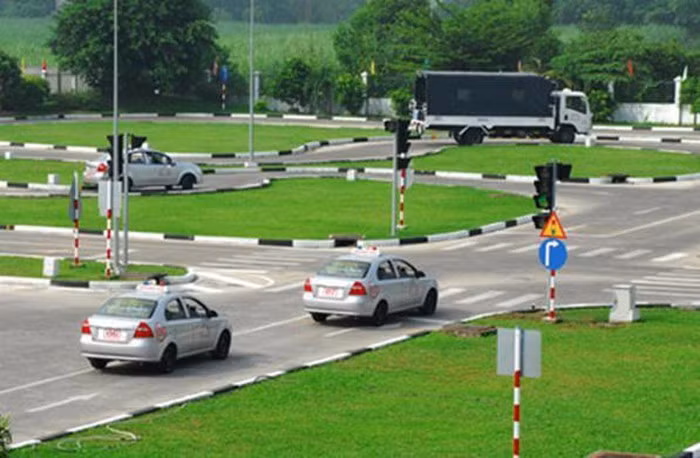 Không có chuyện học phí lái ô tô tăng lên 30 triệu đồng