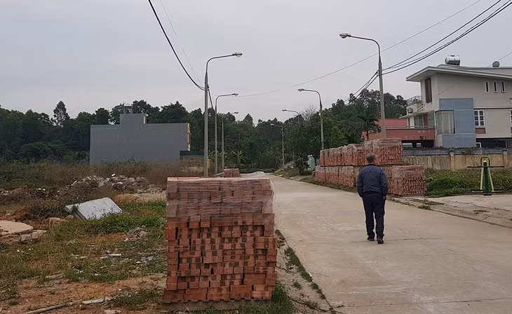 Hệ thống điện chiếu sáng được hoàn thành lắp đăt từ lâu nhưng nhiều năm nay người dân nơi dự án chưa một lần dược hửng thụ.