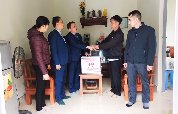 Phường Quang Trung thăm hỏi, tặng quà tết cho hộ anh Phạm Tiến Hơn, khu 11