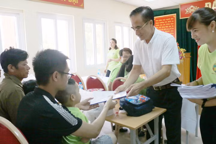 ại diện các nhà tài trợ đã trao những phần quà góp phần động viên gia đình có trẻ tự kỷ tại CLB trẻ tự kỷthuộc đơn vị Tâm bệnh - khoa NhiBệnh viện Việt Nam - Thụy Điển Uông Bí