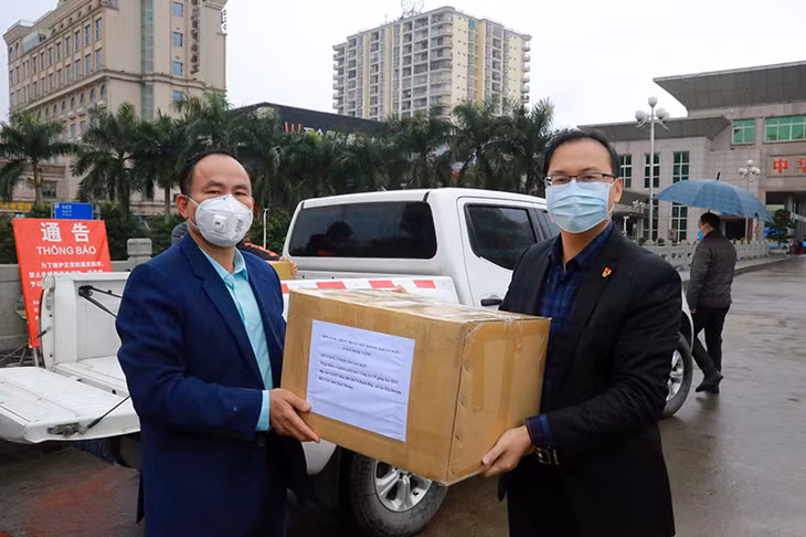 Đại diện TP Hạ Long tặng vật tư y tế phòng dịch cho TP Thành Phòng Cảng