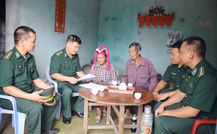 Cán bộ, chiến sĩ Đồn Biên phòng Quảng Đức tuyên truyền pháp luật cho người dân. - Ảnh: Nguyễn Chiến