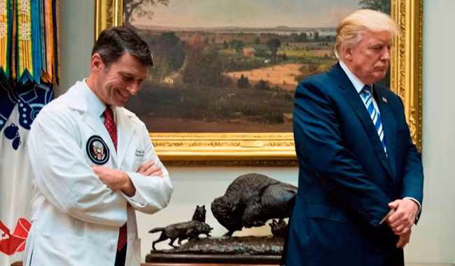 Bác sĩ Ronny Jackson và Tổng thống Trump. Ảnh: CNN