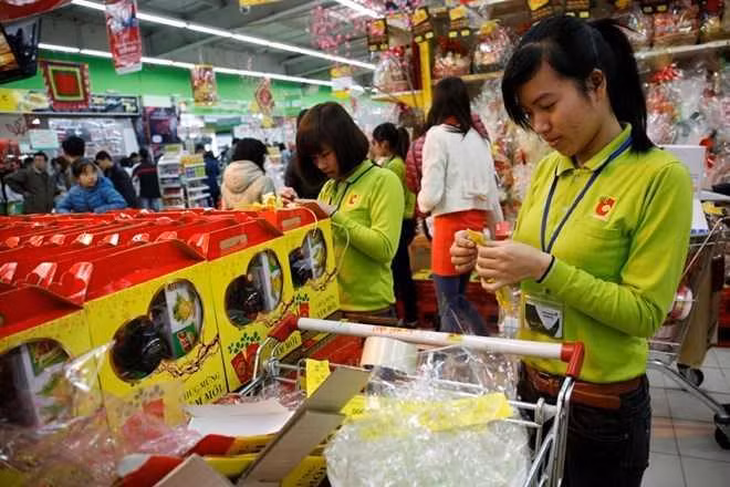 Theo Bộ Y tế, người lao động, người làm việc, người bán hàng tại các trung tâm thương mai, siêu thị, chợ, nhà hàng, khách sạn, công viên và khu du lịch cần hạn chế bắt tay, hạn chế tiếp xúc với khách hàng khoảng cách dưới 1m.