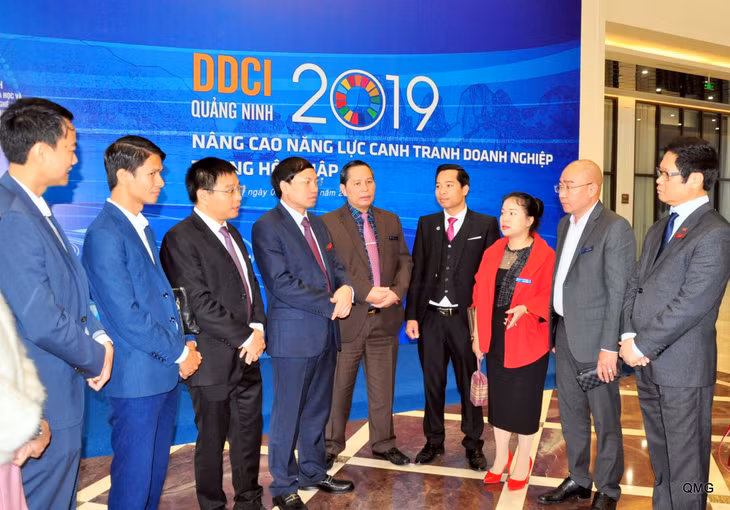 Các đồng chí lãnh đạo tỉnh trò chuyện với đại diện các doanh nghiệp bên lề lễ công bố DDCI tỉnh Quảng Ninh năm 2019 vừa được tổ chức ngày 