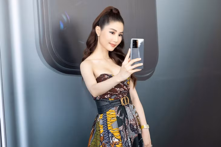 Góp mặt tại sự kiện này, Diễm My 9x chơi lớn đầu tư set đồ hiệu lên đến 1 tỷ đồng bao gồm chiếc đầm cao cấp đến từ thương hiệu Dior trị giá hơn 100 triệu đồng, đồng hồ Franck Muller có giá trị lên đến 528 triệu đồng, túi, phụ kiện cô dùng cũng đến từ thương hiệu Dior.