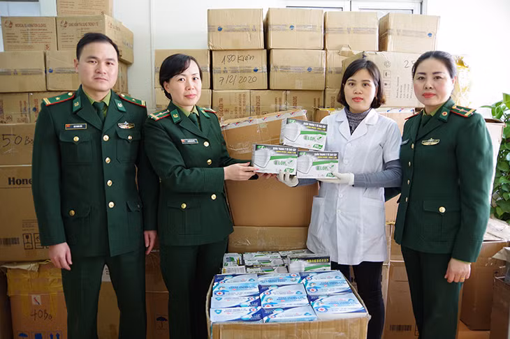 BĐBP tỉnh bàn giao khẩu trang cho Sở Y tế