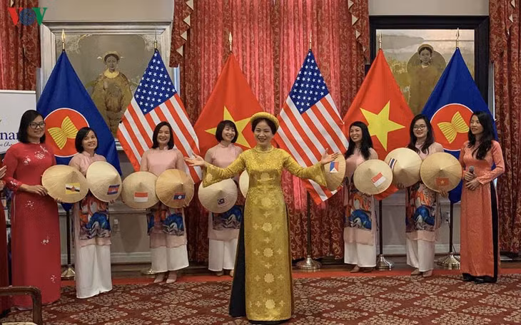 Trình diễn thời trang của Việt Nam.