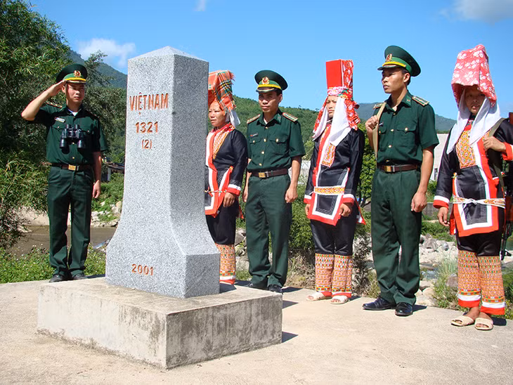Chiến sĩ Đồn Biên phòng Cửa khẩu Hoành Mô cùng bà con dân tộc tuần tra bảo vệ đường biên, mốc giới. Ảnh: Phạm Học