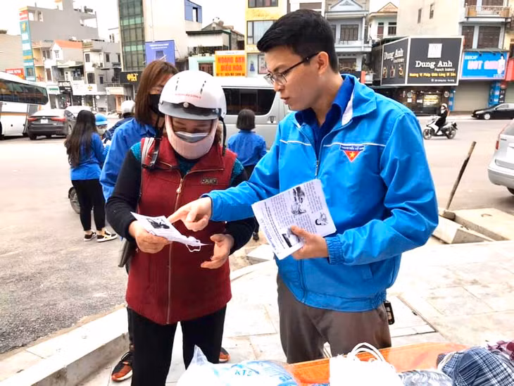 Đoàn viên thanh niên phường Giếng Đáy, TP Cẩm Phả tuyên truyền cách phòng trách dịch bệnh Covid-19 cho người dân trên địa bàn.