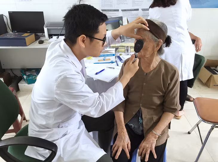 Đoàn khám bệnh lưu động của Bệnh viện Đa khoa tỉnh kiểm tra bệnh về mắt cho người dân huyện Ba Chẽ vào tháng 5/2019 .