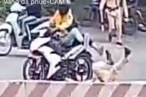 Hình ảnh Quỳnh tông xe máy vào trung úy CSGT được camera ghi lại
