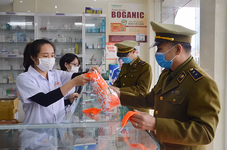 Cán bộ Đội QLTT TP Hạ Long kiểm tra việc niêm yết giá của một cửa hàng thuốc tân dược trên địa bàn.