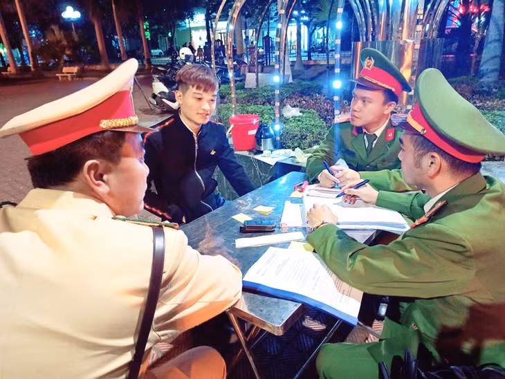 cán bộ, chiến sĩ Công an TP Uông Bí tuyên truyền cho người tham gia giao thông về qui định xử phạt hành chính theo Nghị định 100/2019/NĐ-Cp của chính phủ. Ảnh: Mai Hương (Uông Bí) 