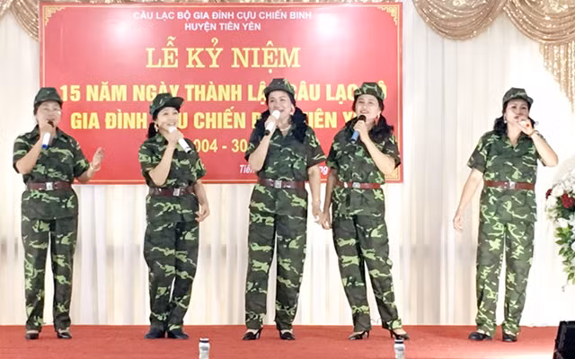 Tiết mục văn nghệ của CLB Gia đình CCB huyện Tiên Yên nhân dịp kỷ niệm 15 năm thành lập 2004-2015. 