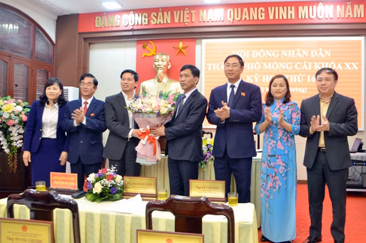 Tặng hoa chúc mừng