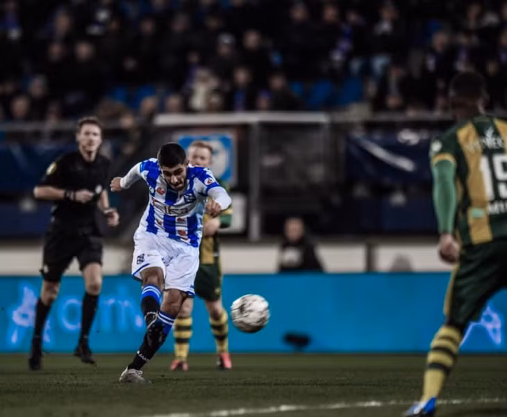 SC Heerenveen ép sân nhưng không thể ghi bàn trước.