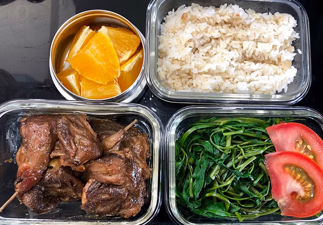 Một bữa ăn trong ngày đảm bảo thịt, hoặc cá, trứng, rau xanh, sau đó là hoa quả tươi tráng miệng. Ảnh: Thanh Tâm