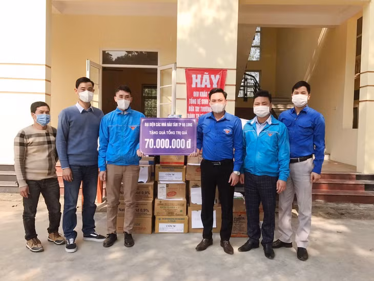 Thành Đoàn Hạ Long (bên phải) tặng quà cho huyện Đoàn Bình Xuyên, tỉnh Vĩnh Phúc.