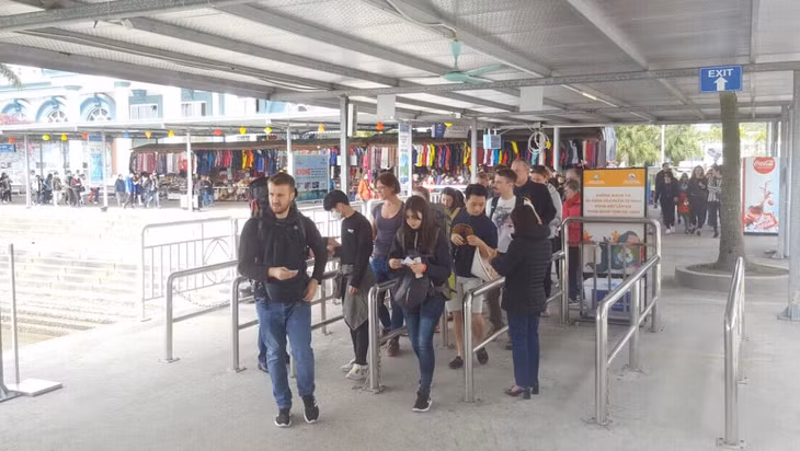 Khách du lịch và người dân tham quan tại Cảng tàu khách quốc tế Tuần Châu.