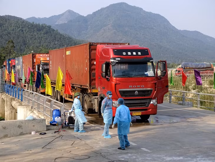 Các xe hàng chờ làm thủ tục thông quan tại cưa
