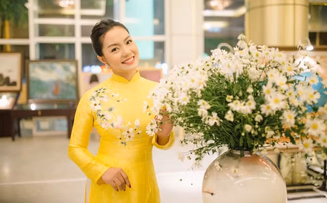Ngọc Anh xuất hiện thon gọn sau khi sinh chỉ 2 tuần.